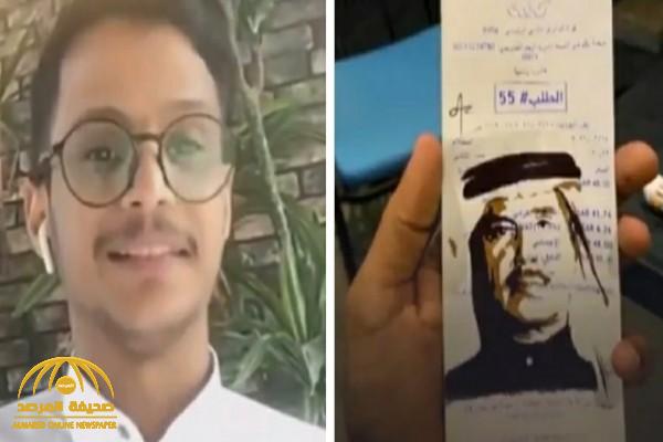سعودي يحول "الفواتير" إلى لوحة فنية لافتة للأنظار أثناء تناوله القهوة بأحد الكافيهات_فيديو