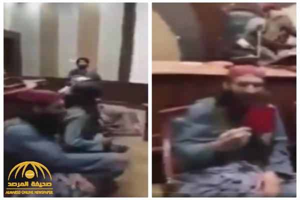 عناصر "طالبان" يقتحمون مقر البرلمان الأفغاني.. شاهد: ما حدث بمقاعد النواب!