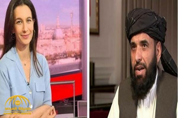 متحدث طالبان يفاجئ مذيعة من أصول أفغانية على الهواء.. ويحسم الجدل بشأن تطبيق الشريعة الإسلامية