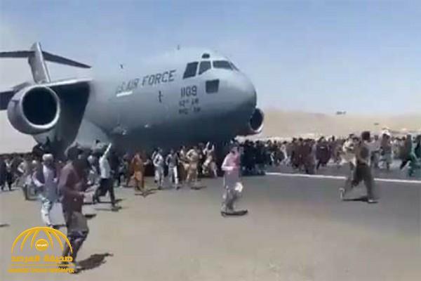 القوات الأمريكية تعثر على جثة أفغاني تشبث بعجلات طائرة أثناء إقلاعها في مكان لا يخطر على بال أحد!