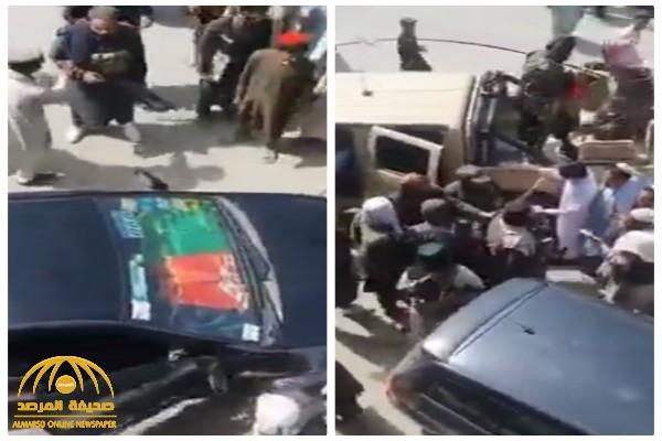 شاهد.. ماذا فعلت عناصر طالبان بشاب وضع العلم الأفغاني تحت الزجاج الأمامي لسيارته؟