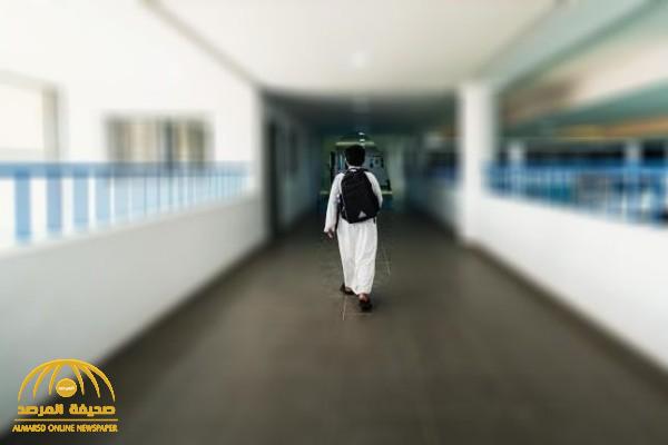 تطورات جديدة في واقعة طرد طالب من مدرسة في الشارع بمكة بسبب أنه غير "محصّن"