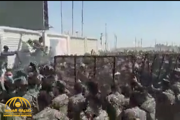شاهد: لحظة اقتحام حشود من الإيرانيين للحدود العراقية.. والكشف عن السبب