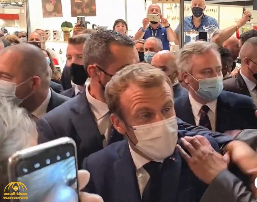 شاهد: شخص  يرشق الرئيس الفرنسي إيمانويل ماكرون بالبيض