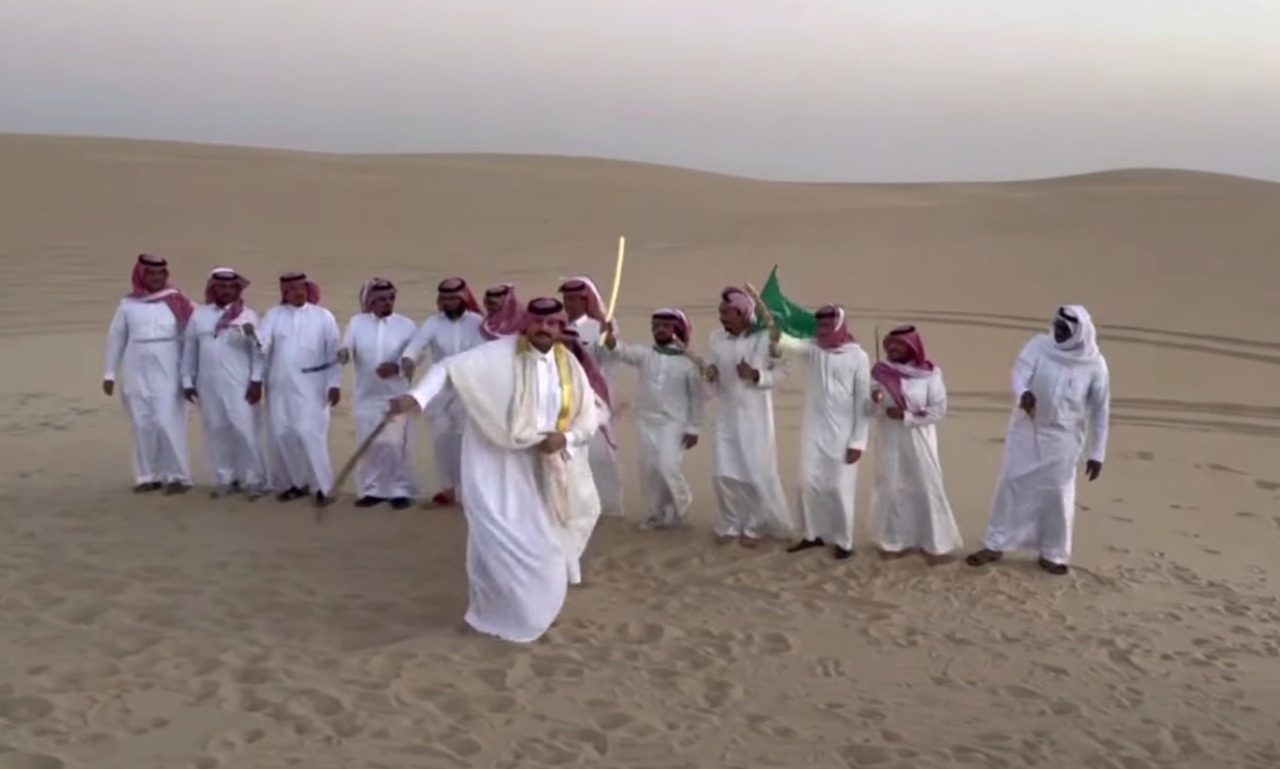 شاهد:  الأمير "ناصر بن نواف" يحتفل بـ "اليوم الوطني 91" مع أصدقائه في منطقة صحراوية