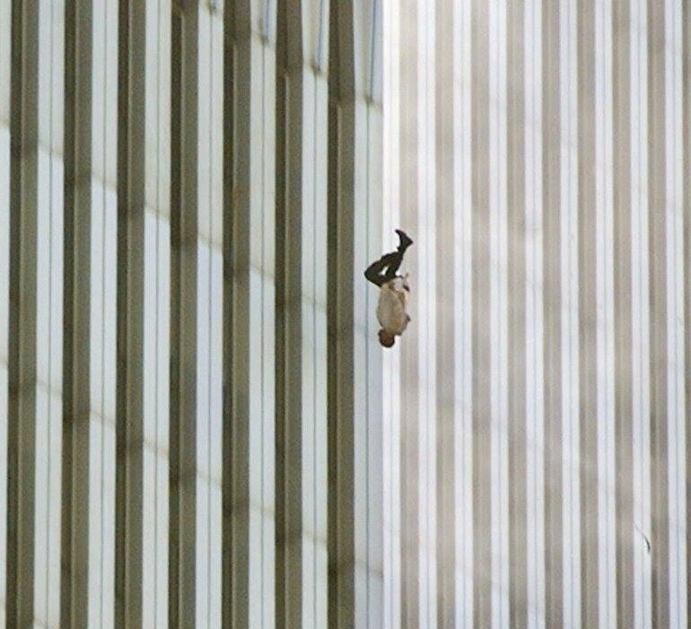 "الرجل الساقط".. تعرف على قصة الصورة الأكثر رعبا في هجمات 11 سبتمبر