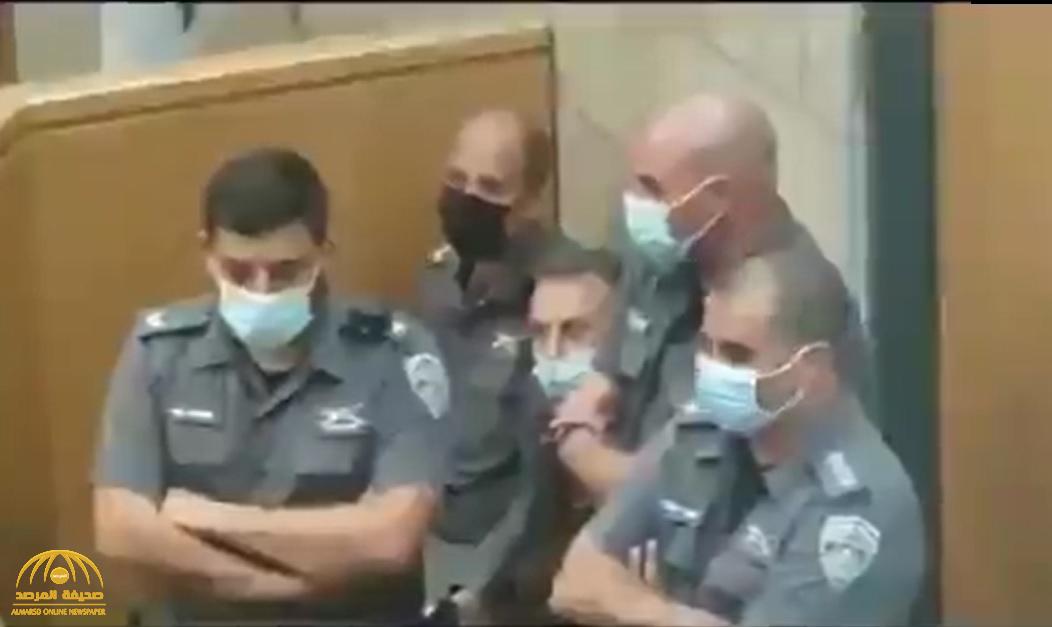 بعد إعادة اعتقاله.. شاهد: لقطات من محاكمة أحد الأسرى الفلسطينيين الفارين من سجن جلبوع