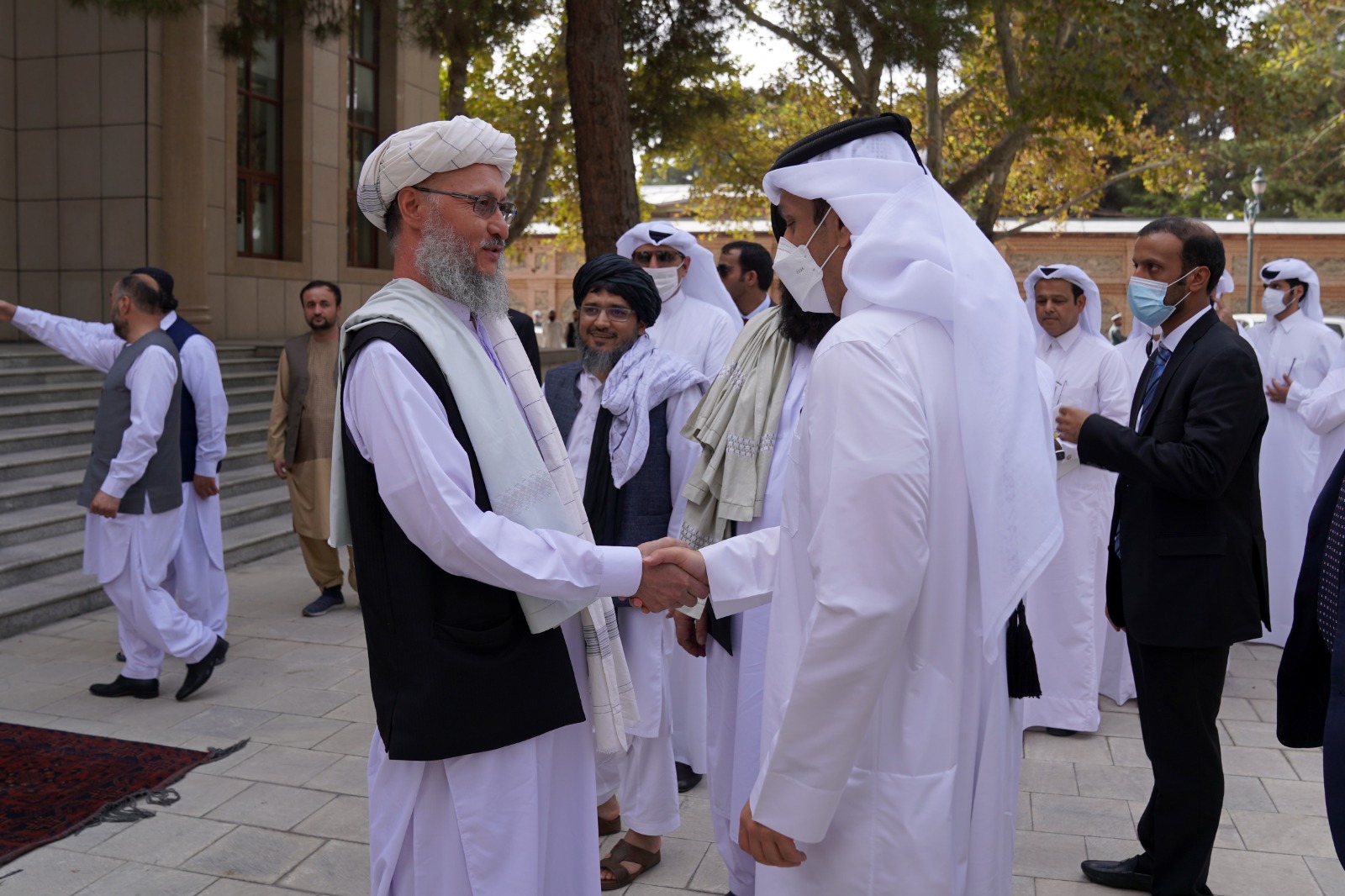شاهد.. وزير خارجية قطر يلتقي قادة طالبان في زيارة رسمية لكابل