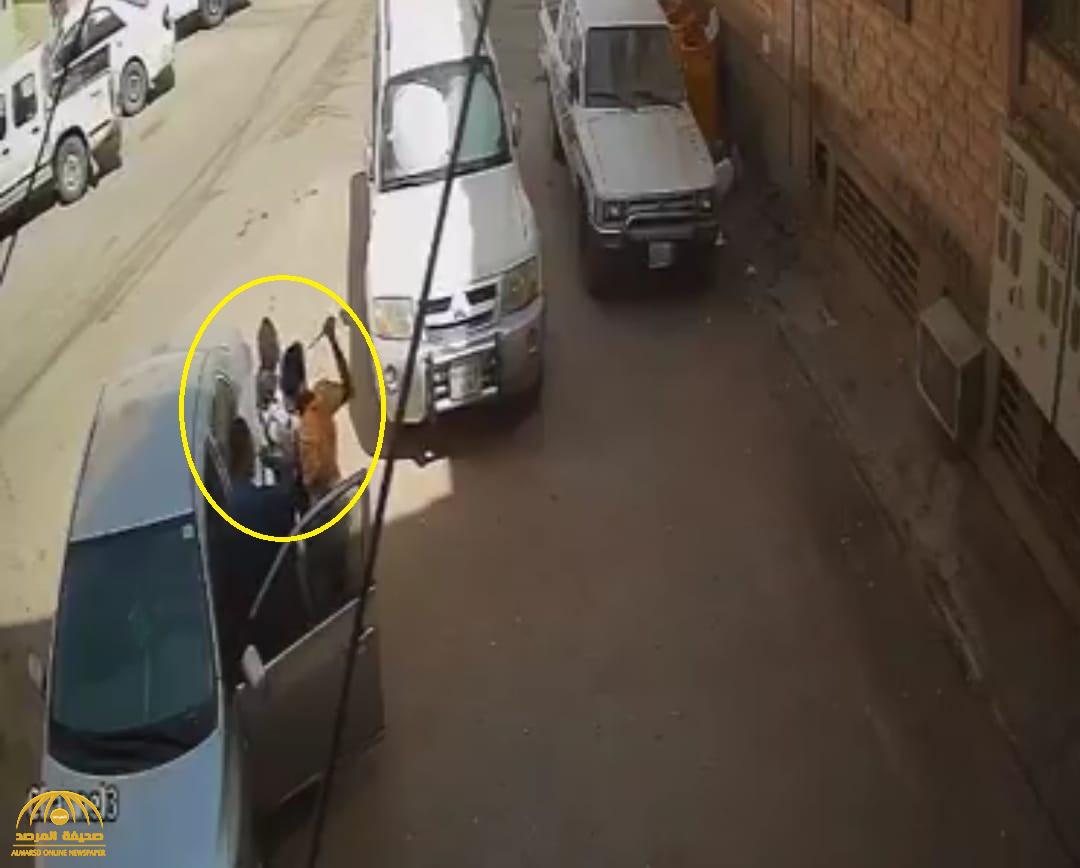 شاهد: سطو لصين من الجنسية الإفريقية بالأسلحة البيضاء على قائد مركبة في حي البطحاء بالرياض