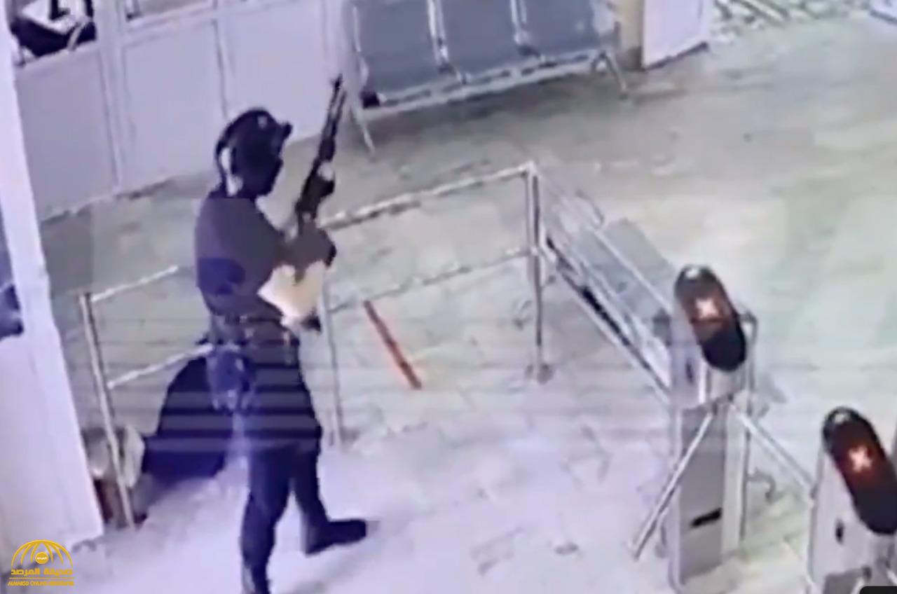 شاهد: لحظة اقتحام المسلح الجامعة الروسية وإطلاق النار بشكل عشوائي ومقتل أحد الطلاب