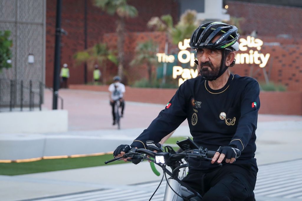 شاهد .. حاكم دبي "محمد بن راشد" يتجول بدراجة هوائية في إكسبو 2020