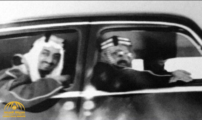 شاهد: صورة نادرة لـ"المؤسس" يستقل سيارة ومعه "الملك فيصل".. والكشف عن مكان التقاطها وتاريخها
