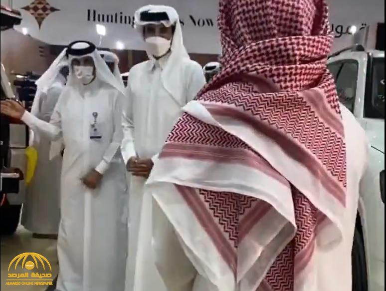 بعدما رأى "جمس 454" .. شاهد: أمير قطر يمازح صاحب شركة سعودية في "معرض سهيل" بالدوحة