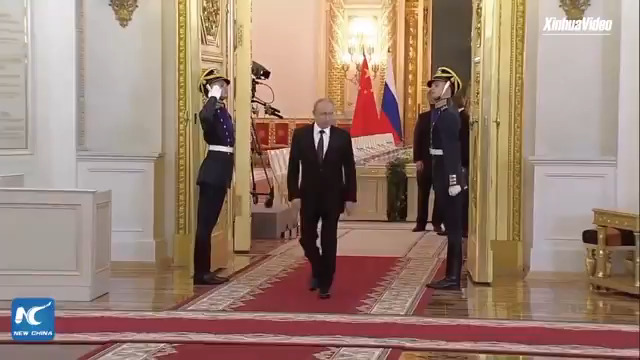 شاهد: سرّ المشية الغريبة لـ"بوتين".. يده اليسرى تتأرجح بينما اليمنى ثابتة