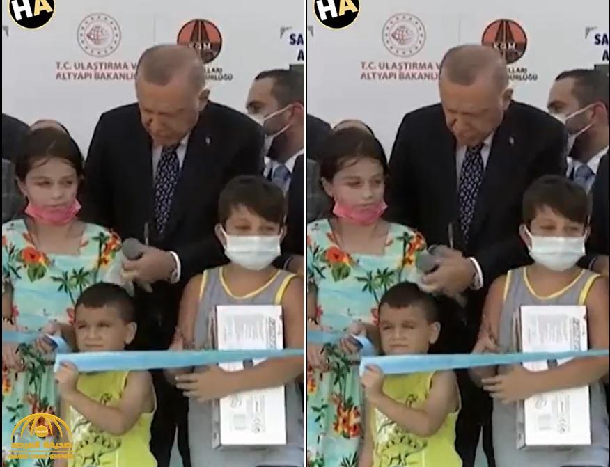 شاهد .. أردوغان يضرب طفلاً على رأسه أثناء افتتاح جسر في منطقة البحر الأسود