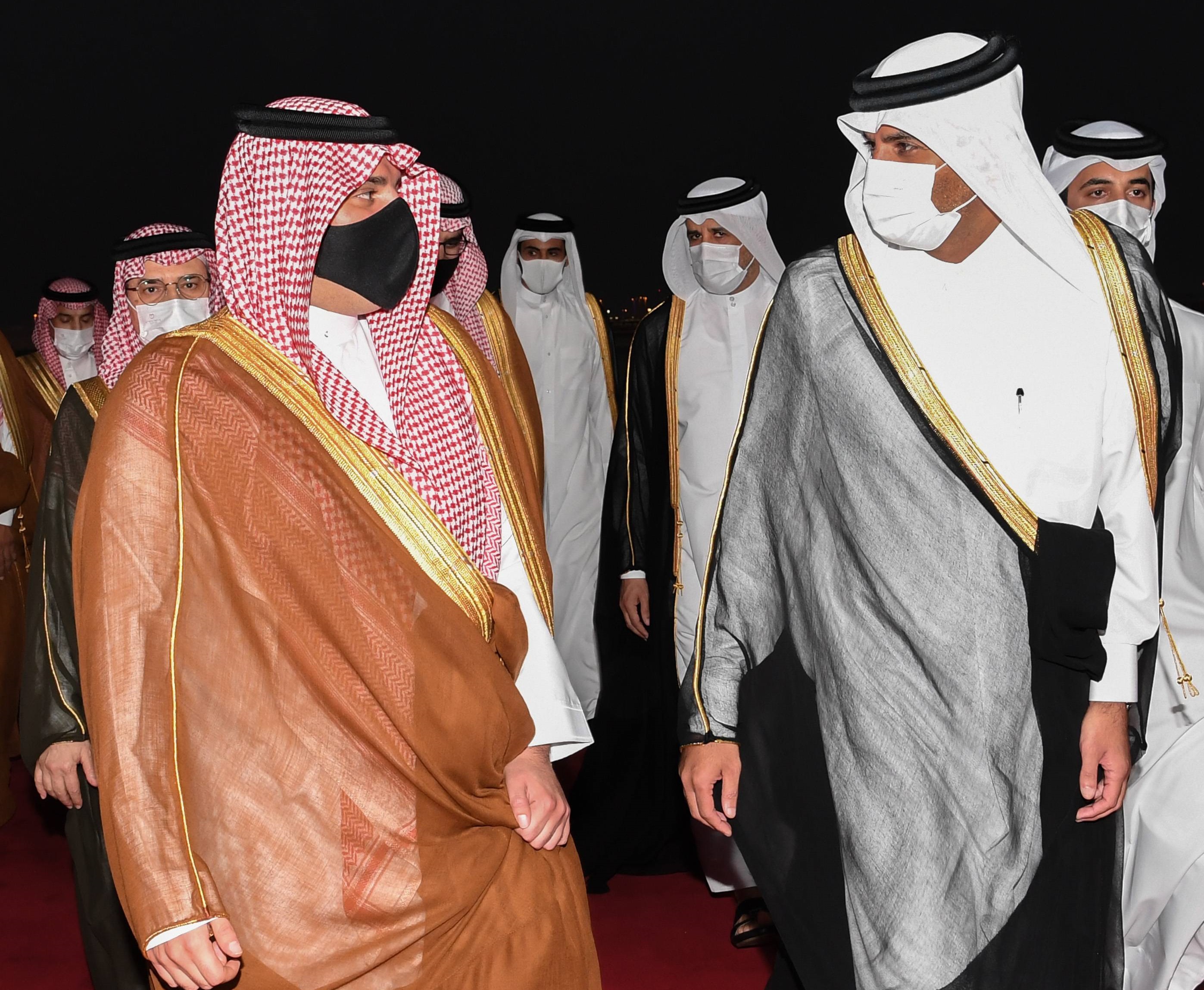 بالصور.. وزير الداخلية يصل الدوحة في زيارة رسمية لقطر