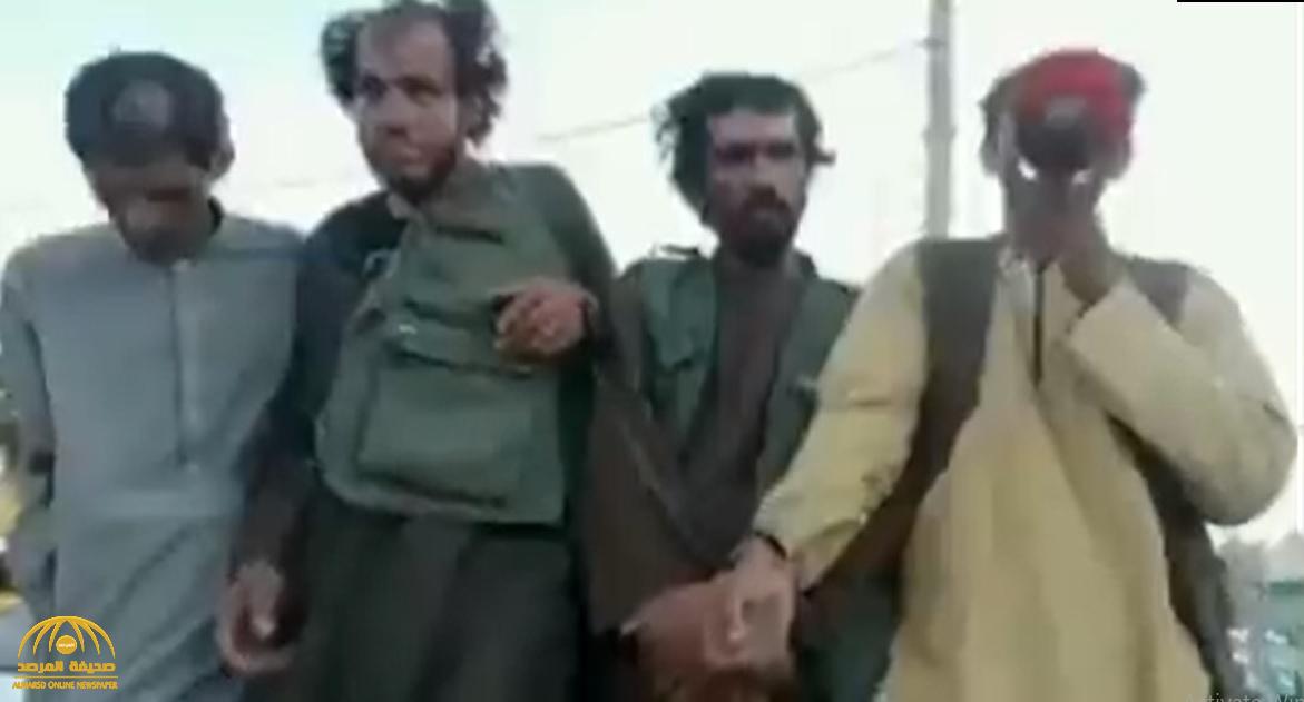 شاهد .. طالبان تجبر 4 لصوص على الاعتراف بسرقتهم في مكبرات الصوت أمام حشود من الأفغانيين