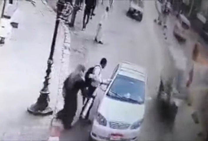 مصر: شاهد امرأة تعتدي على المارة وسط شارع عام