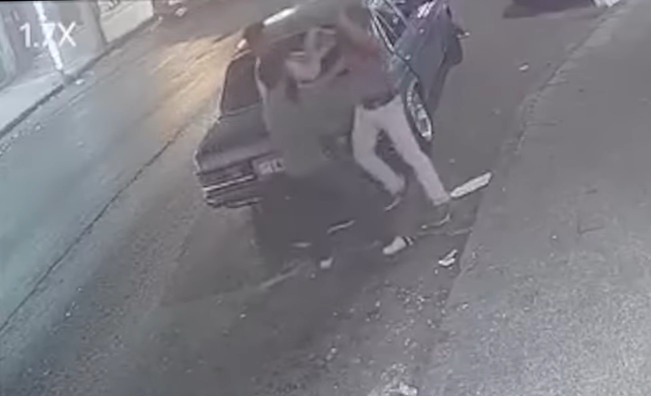 شاهد.. فيديو صادم لضرب شاب وخطفه بوضعه في صندوق السيارة أمام المارة في الأردن!