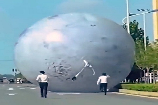 شاهد.. كرة عملاقة تخرج عن السيطرة وتثير الذعر في شوارع الصين