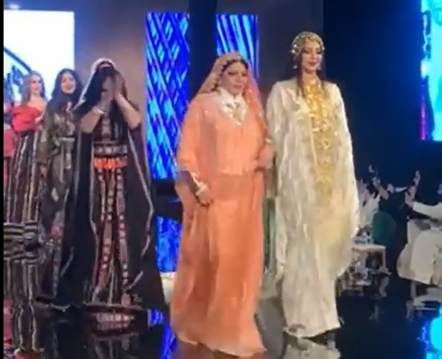 شاهد: الفنانة "ريم عبد الله" ترتدي ثوب "العروس النجدية" في حفل أزياء بالرياض