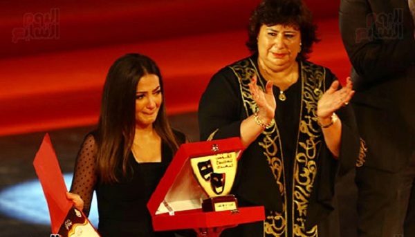 أول ظهور للممثلة المصرية دنيا سمير غانم بعد وفاة والديها.. وردة فعلها بعد تكريمهما -صور