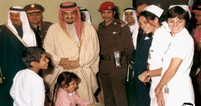 شاهد.. صورة نادرة للملك فهد خلال زيارة المستشفى العسكري بالرياض