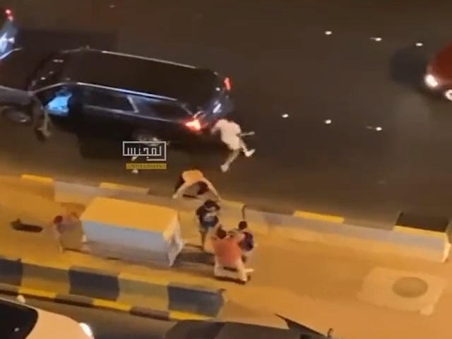 شاهد.. مضاربة عنيفة بين عدد من قائدي المركبات وسط شارع في الكويت