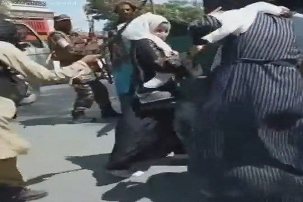 شاهد.. فيديو جديد لعناصر طالبان وهم يجلدون النساء أمام المارة في الشارع