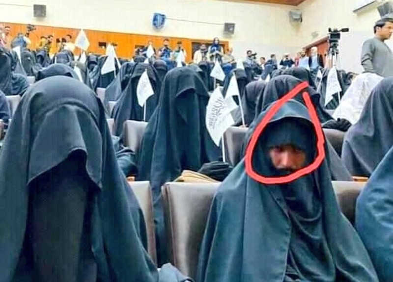 شاهد.. صورة تُظهر مفاجأة غير متوقعة تختفي خلف نقاب نساء "طالبان"!