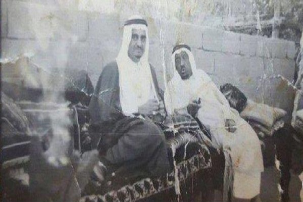صورة تاريخية للملك فهد وهو يجلس على كرسي أثري.. والكشف عن تاريخ التقاطها والأشخاص الذين ظهروا معه