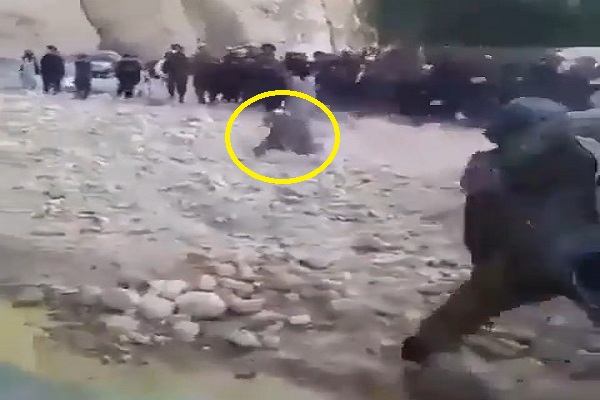 شاهد.. عناصر من "طالبان" يعدمون رجلاً بالرجم بالحجارة