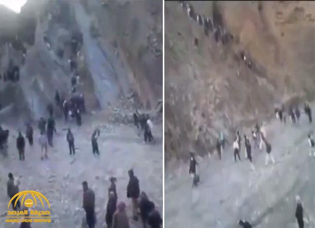 شاهد.. مئات الأفغان يتسلقون أحد الأجبال للهروب إلى إيران بعد إنتهاء عمليات الإجلاء الأمريكية