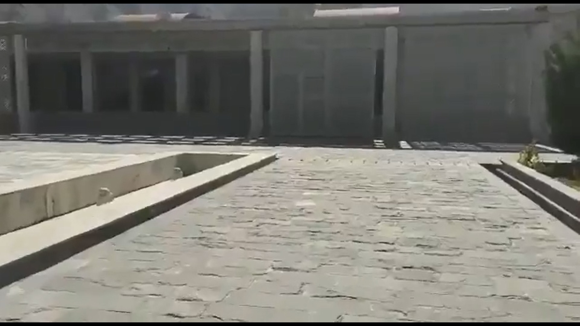 شاهد.. طالبان تنشر أول فيديو من داخل ضريح أسد بنجشير "أحمد شاه مسعود"