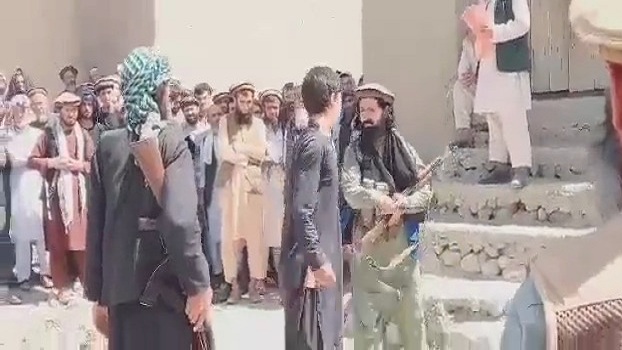 شاهد: طالبان تعود لتاريخها الأسود وتجلد طفلا بالسوط  أمام عدد من المارة
