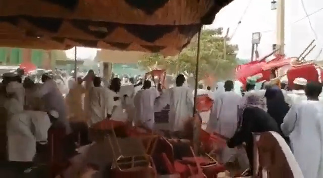 شاهد.. معركة بـ"الكراسي" بين أتباع الطريقة التيجانية في السودان أثناء اختيار الخليفة الجديد