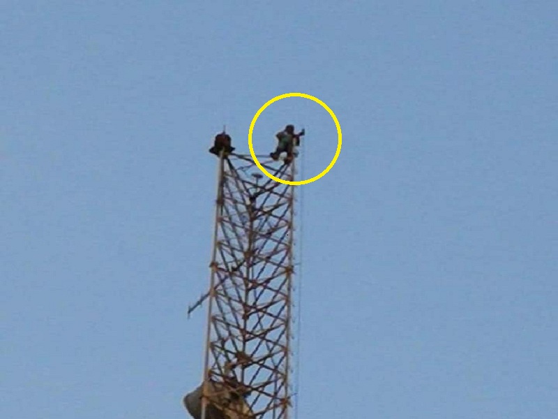 شاهد: شاب مصري يحاول الانتحار من أعلى برج اتصالات.. والكشف عن مصيره