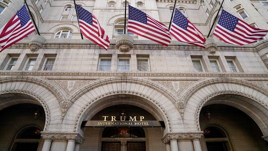 قرار مفاجئ من ترامب بشأن فندقه المخطوط اسمه بحروف ذهبية!