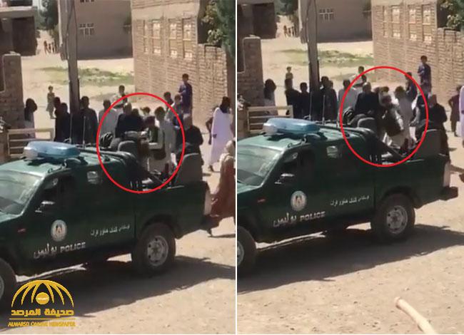 عنصران من شرطة "طالبان" يجلدان امرأة وسط الشارع.. شاهد: لحظة صراخ المرأة من شدة الألم