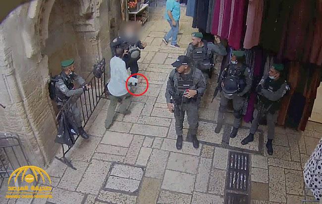 شاهد: لحظة طعن طبيب فلسطيني لجندي إسرائيلي في القدس