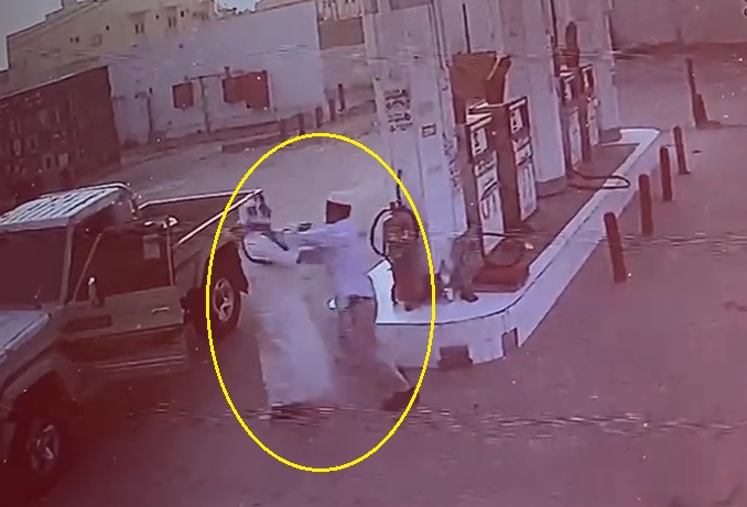 شاهد.. قائد "جيب شاص" يطلق النار على عامل محطة وقود بوادي الدواسر ويفر هارباً
