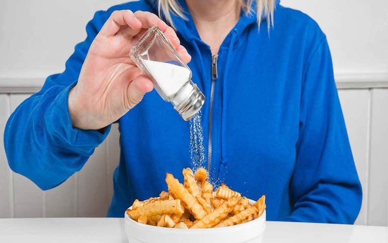 ماذا يحدث لجسمك عند التوقف عن تناول الملح؟