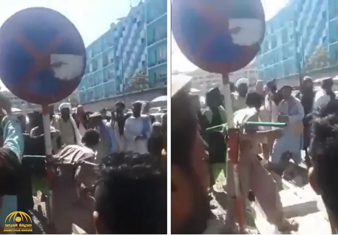 شاهد: عناصر "طالبان" يربطون شخصًا في إشارة مرور وسط الشارع بكابل.. ويجلدونه