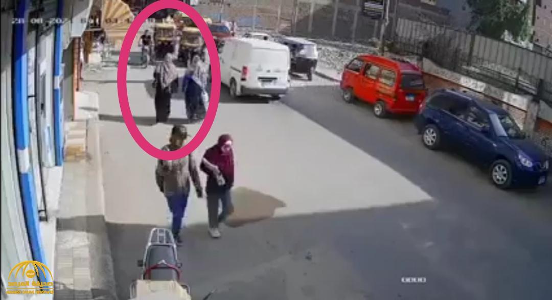 شاهد.. فيديو صادم للحظة دهس توكتوك لسيدتين في الشارع بمصر