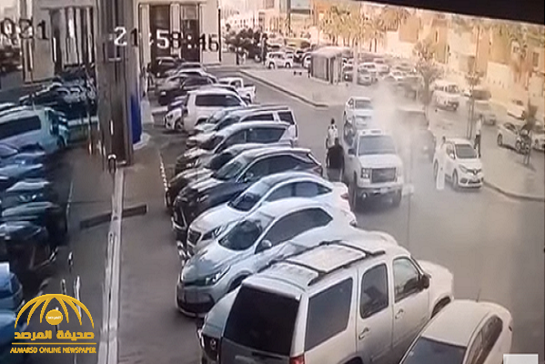 شاهد.. ردة فعل مواطن تفاجأ باشتعال النيران في سيارة أمام معرض سيارات يعمل به في الرياض