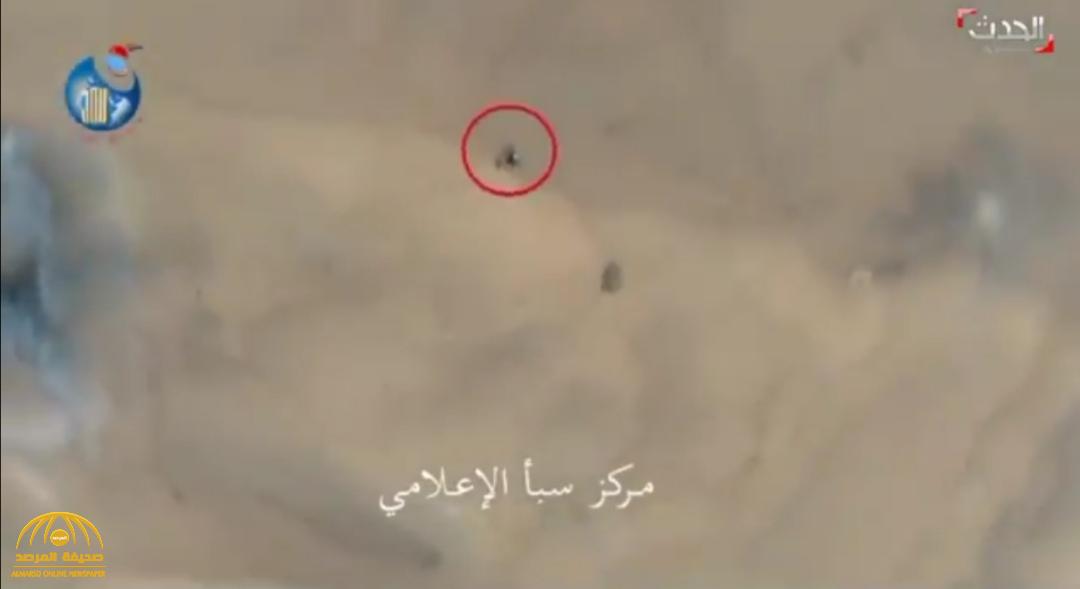 اختبأ وسط الرمال.. شاهد: لحظة استهداف قناص حوثي بمحافظة مأرب