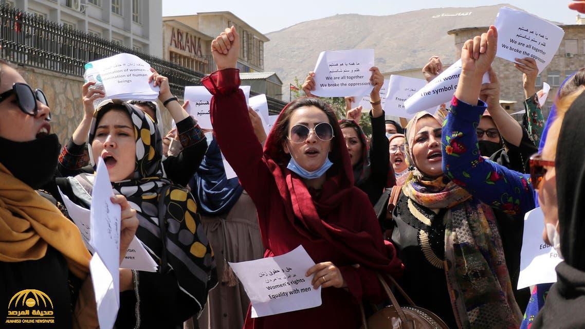 شاهد: نساء أفغانستان يخرجن في مسيرة احتجاجية أمام القصر الرئاسي.. ويطالبن بهذا الأمر!