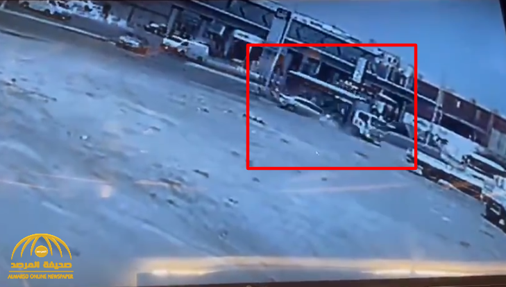 حادث مروع في جدة.. شاهد: مركبة تسير بسرعة جنونية تصطدم بـ"شاحنة" في أحد التقاطعات