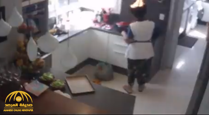 فيديو غريب.. شاهد: سيدة يحترق شعرها أثناء الطبخ ولم تنتبه إلا بعد 40 ثانية