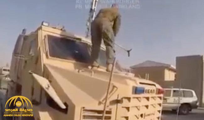 باستخدام "المطارق الحديدية".. شاهد: عناصر من الجيش الأمريكي يحطمون المعدات العسكرية قبل الانسحاب من أفغانستان